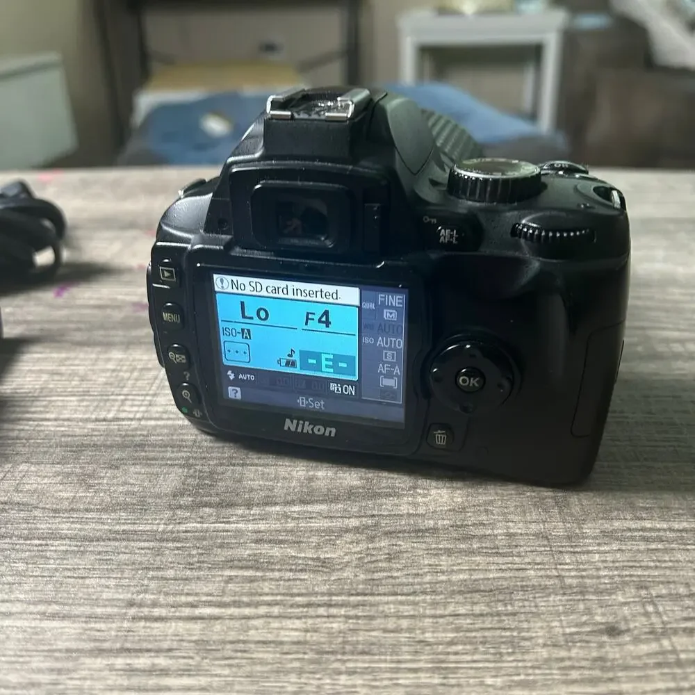 Nikon D60 DSLR Camera w/ AF-S DX 55-200mm VR Lens Charger and Battery Tested